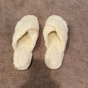 NEW in box adorable comfy cozy fur slippers